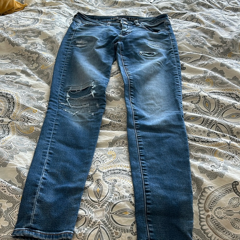 American Eagle super stretch distressed jeans, size 6 regular